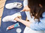 Simak Cara Bersihkan Noda di Sepatu Putih Menggunakan 5 Bahan Rumahan