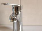 Tips dan Trik Mudah Hilangkan Kerak di Keran Kamar Mandi dan Dapur