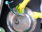 Cukup dengan Cuka, Cara Membersihkan Wastafel Dapur Stainless