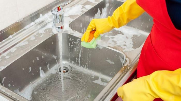 Bersihkan Wastafel Stainlees Steel dengan Tepung, Lebih Mudah atau Ribet?