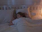 Tak Banyak yang Tahu, Ini 3 Manfaat Tidur Menggunakan Lampu Remang Remang