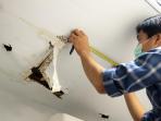 6 Cara Mudah Atasi Plafon yang Berjamur saat Musim Hujan