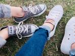 Cara Membersihkan Sepatu Converse Bahan Kanvas dan Bludru dengan Benar