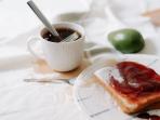 3 Cara Menghilangkan Noda Kopi yang Menempel di Baju