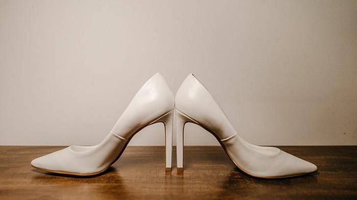 Cara membersihkan sepatu putih bahan kulit | Photo by Jonathan Borba/Pexels