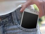 Jangan Lakukan Lagi, Ketahui Bahaya Menaruh HP di Saku Celana 