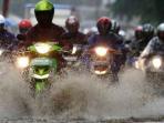 Musim Hujan Tiba, Simak Cara Aman untuk Merawat Motor Listrik saat Musim Hujan