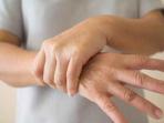 Wajib Tahu, Begini Cara Mengatasi Tremor pada Tangan dengan Tepat 