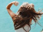 5 Cara Membuat Rambut Wangi Seharian, Anti Bau Matahari