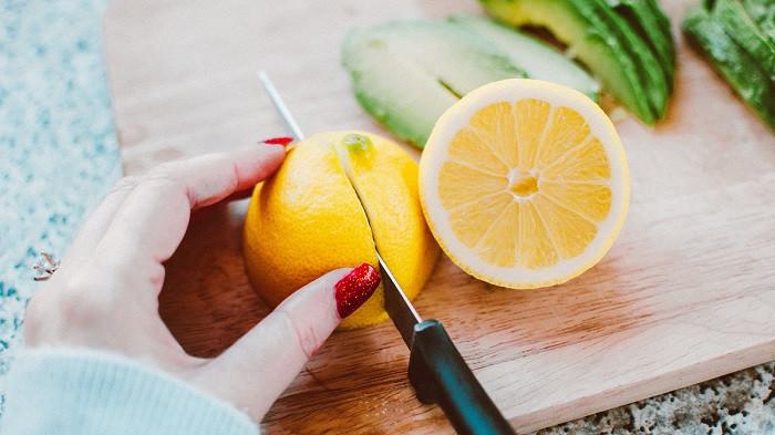 Bahaya mencampur lemon dengan bahan ini | Photo by Lisa Fotios/Pexels