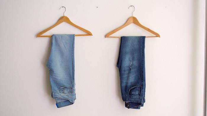 Cara merawat celana jeans yang terkena noda minyak | Photo by Mica Asato/Pexels