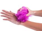 Jangan Sembarangan, Begini Cara Mudah Membersihkan Shower Puff 