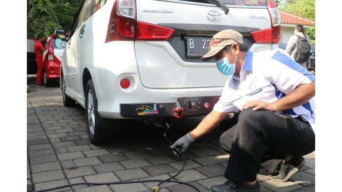 Petugas melakukan uji emisi di DKI Jakarta
