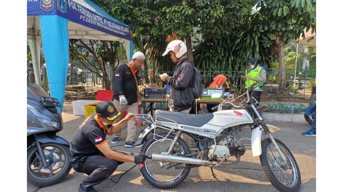 Selain mobil, motor juga tak luput dari uji emisi petugas Dinas Perhubungan (Dishub). (Kompas.com)