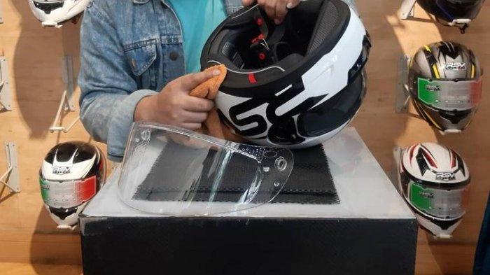 Simak Cara Mudah Menghilangkan Bau Apek pada Helm Saat Musim Hujan 