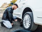 Cara Ganti Ban Serep Mobil Sendiri dengan Aman untuk Mencegah Celaka