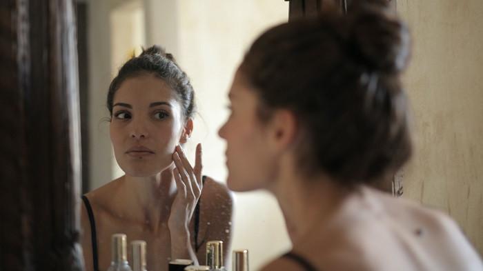 Kebiasaan penyebab penuaan dini kulit wajah | foto Andrea Piacquadio/pexels