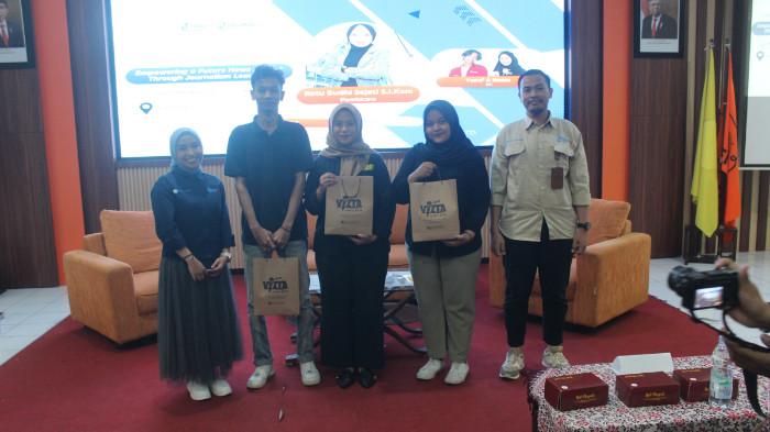 Pemberian hadiah kepada peserta yang telah melakukan challenge membaca prompter, Senin (27/10/2023), (dok. Pribadi/Petrus Pandu)