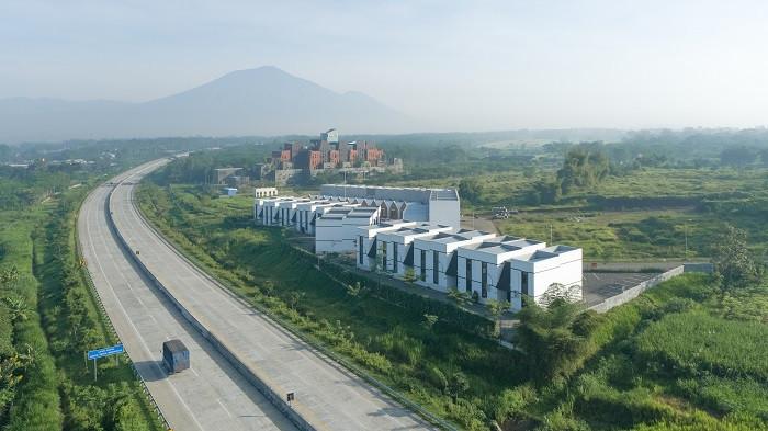 The Araya berada diantara 2 pintu Tol Surabaya-Malang yang berjarak kurang lebih 1 Km. (The Araya)