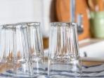 Dijamin Bening, Begini Cara Membersihkan Gelas Kaca yang Keruh