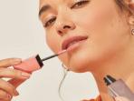 Perbedaan Fungsi Utama Lip Gloss, Lip Balm, dan Lipstik
