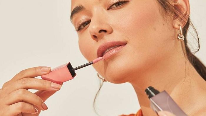 Perbedaan Fungsi Utama Lip Gloss, Lip Balm, dan Lipstik