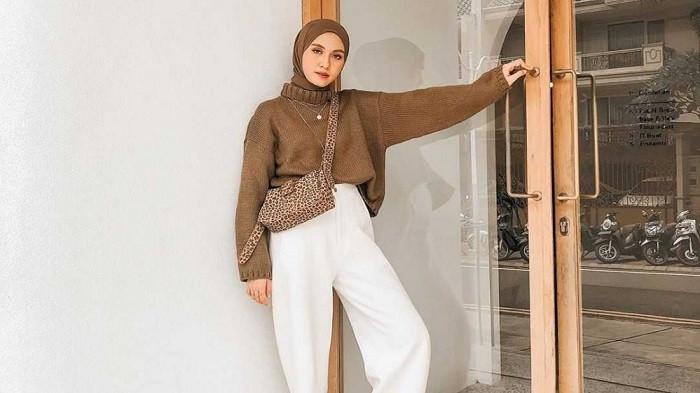 Tampil Lebih Percaya Diri, Ini 5 Inspirasi Outfit Hijab yang Cocok di Padu Padan dengan Celana Putih
