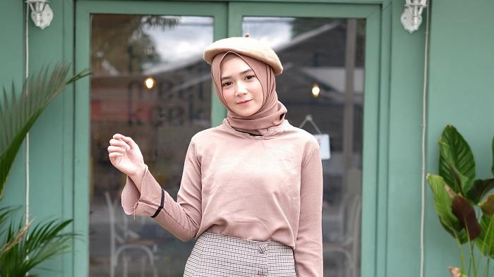 Simak 4 Ide Style Hijab Motif yang Cocok untuk Wajah Oval