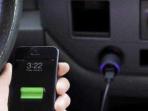 Simak Tips Aman Ngecas HP di Mobil Selama Perjalanan Mudik Lebaran 2023