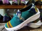 Terdapat Sentuhan Etnik, Yuk Kenali Kreasi Kerajinan Sepatu Ecoprint Mojokerto