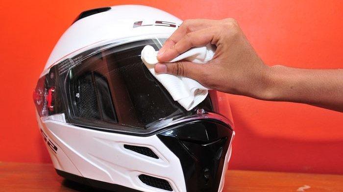 Cukup Mudah, Simak Cara Mencuci Helm Sendiri di Rumah