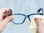Simak Cara Membersihkan Kacamata yang Buram karena Gesekan 