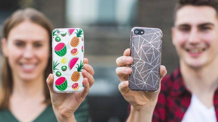Sering Dilakukan, Ketahui Bahaya Menyimpan Uang di Casing HP 