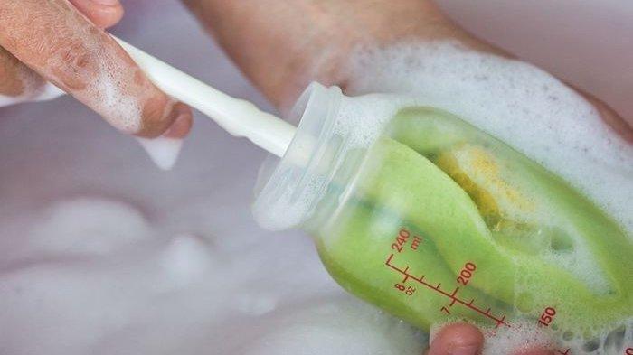 Simak Cara Mencuci Botol dan Peralatan Bayi yang Tepat