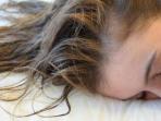 Wajib Tahu, Simak 5 Dampak Buruk Tidur dalam Keadaan Rambut Masih Basah 