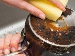 Cuma Pakai Bahan Dapur, Simak Cara Membersihkan Panci yang Gosong