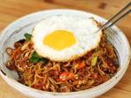 Kamu Wajib Tahu, Bahaya Makan Mie Instan dengan Telor Setengah Matang 