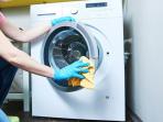 Mudah Bau, Begini Cara Bersihkan Mesin Cuci Bukaan Depan