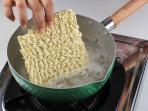 3 Kondisi Ini akan Terjadi pada Tubuh saat Makan Mie Instan