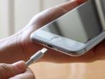 5 Cara Gunakan Charger HP Supaya Baterai Awet Tahan Lama