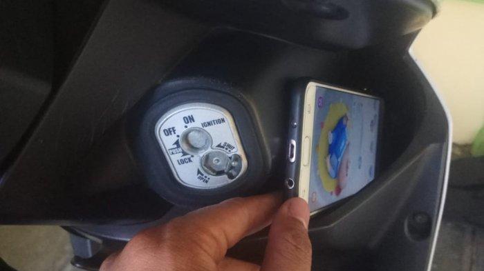 Meletakkan HP Di Dashboard Motor Bikin Kamera Cepat Rusak? Simak Penjelasan Ahli!
