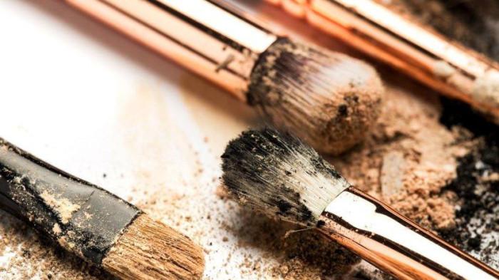 Terhindar dari Jerawat, Simak Cara Mencuci Brush Makeup yang Benar