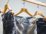 3 Tips Keringkan Celana Jeans Saat Musim Hujan Agar Tak Bau Apek