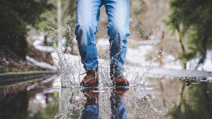 4 Cara Mengeringkan Sepatu Basah di Musim Hujan