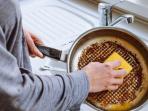 5 Cara Membersihkan Kerak Makanan di Wajan, Ternyata Ampuh Loh 