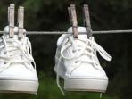 5 Cara Mengeringkan Sepatu Saat Musim Hujan dengan Cepat