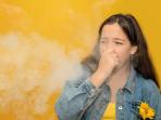 6 Cara Ampuh Samarkan Bau Asap Rokok di Baju, Cepat Tanpa Perlu Dicuci