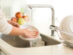 7 Keuntungan dan Cara Mencuci Piring dengan Air Panas, Noda Lebih Cepat Bersih