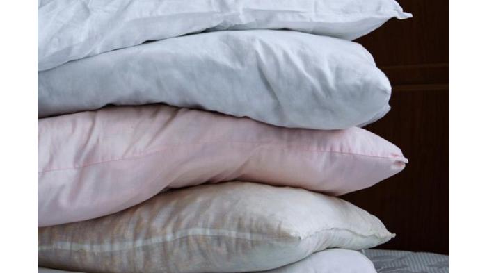 Bantal tidak kembali ke bentuk aslinya. (Grid.id)