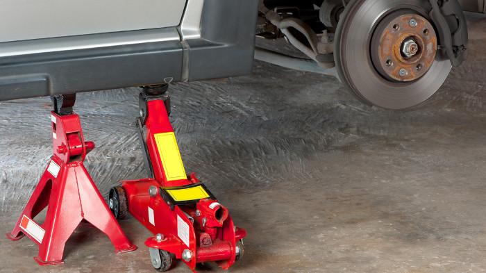Dongkrak roda harus sedia di mobil. (Gridoto.com)